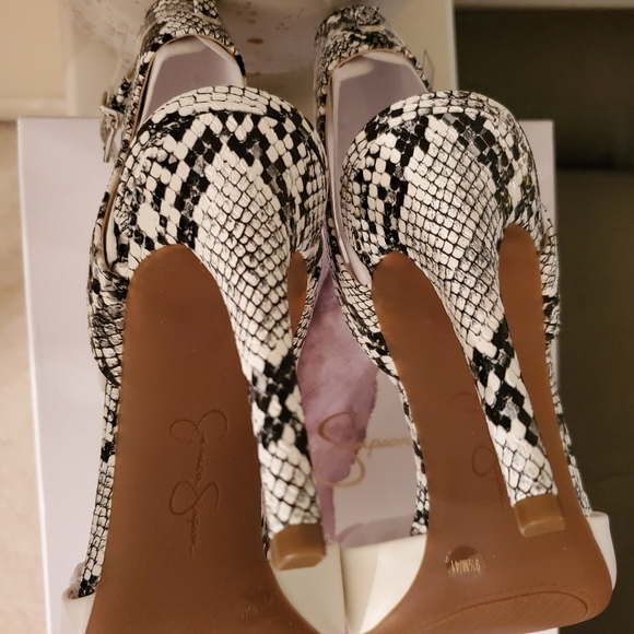 🔥Jessica Simpson White Hadiya Pumps - Picture 9 of 16